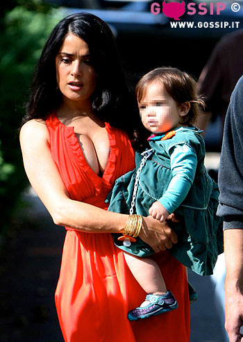 Hayek, scollatura da mamma Hayek, scollatura da mamma