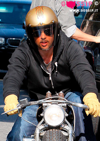 Brad sexy motociclista