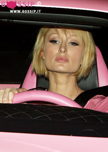 Paris e la Bentley tutta rosa