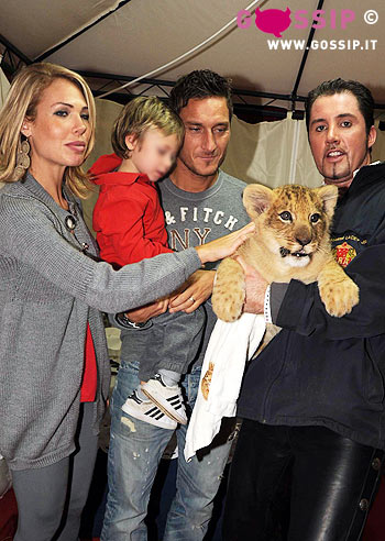 Totti e Ilary, genitori al Circo