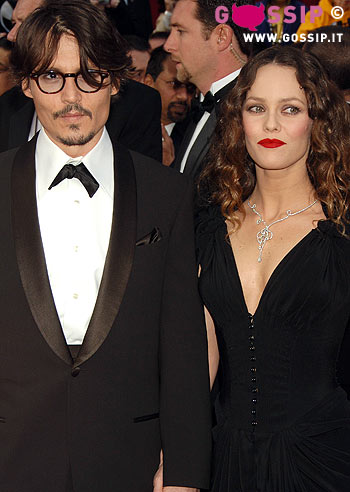 Vanessa rifiuta l'anello di Johnny Depp! Vanessa rifiuta l'anello di Johnny Depp!