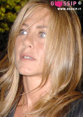 Una bionda misteriosa tra Jennifer e John