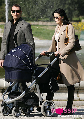 Amadeus e Giovanna, genitori a passeggio