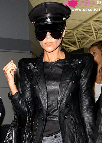 Victoria sexy poliziotta all'aereoporto