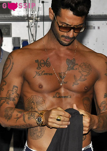 Corona ricoperto di tatuaggi