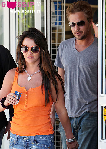 Britney il camaleonte: la Spears nero corvino