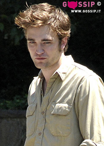 Pattinson, ex vampiro su un nuovo set Pattinson, ex vampiro su un nuovo set