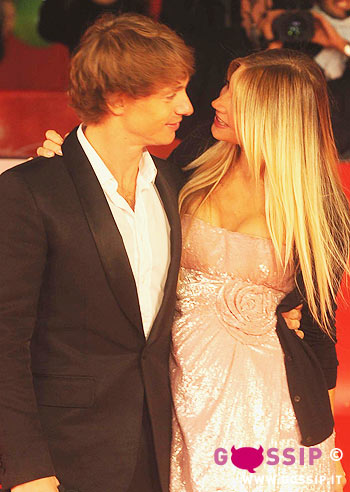 Nicoletta Romanoff mostra il pancino