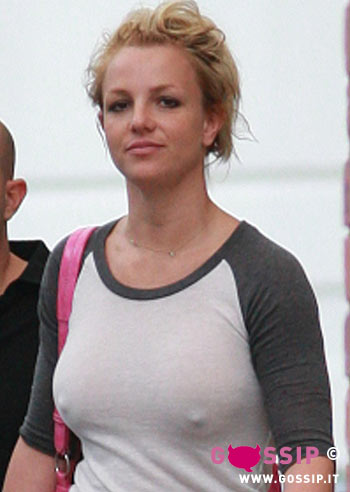 Britney viaggia comoda: in aereo via il reggiseno