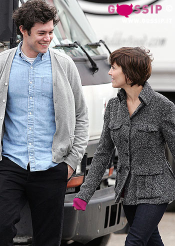 Adam e la brunetta: risate romantiche