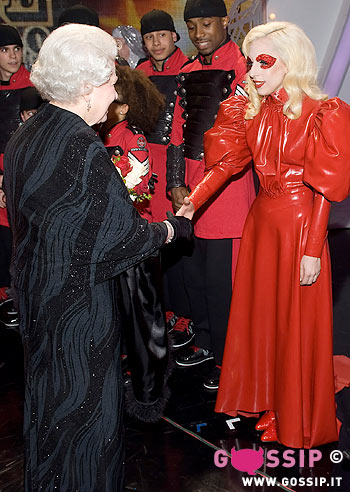 Lady Gaga incontra la Regina Elisabetta: le foto