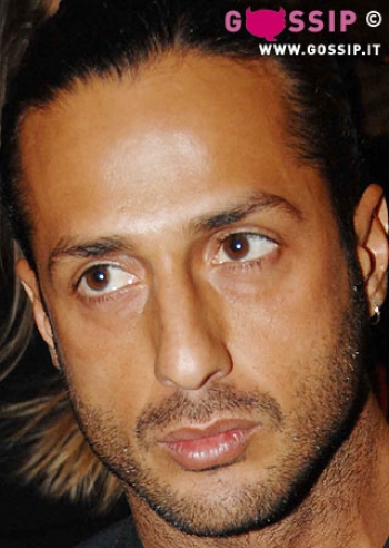 Corona perde il pelo, ma non il vizio