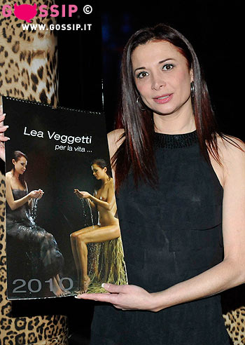 Marco Mazzanti ammira il calendario dell'ex