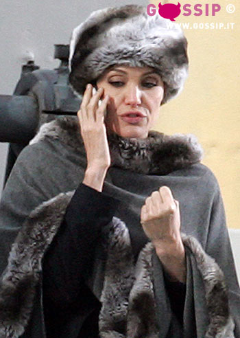 Angelina Jolie si agita al telefono