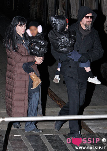 Brad va a prendere Angelina con le figlie
