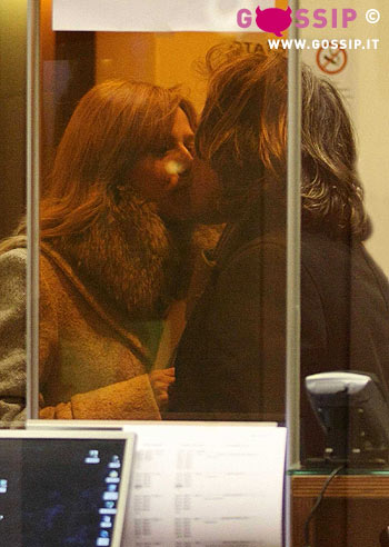 Zequila e Ania ci riprovano: il bacio