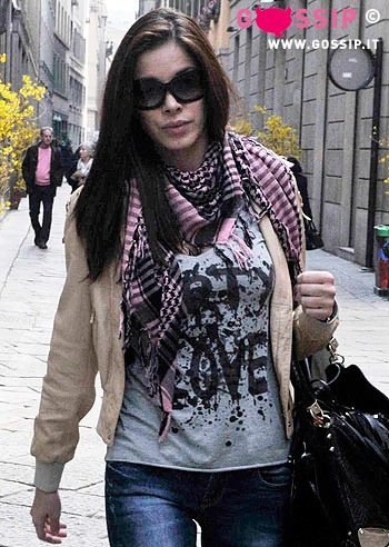 Aida Yespica, shopping senza sorriso