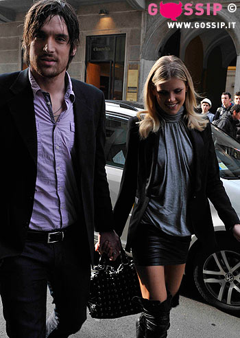 Leo e Veridiana mano nella mano in centro