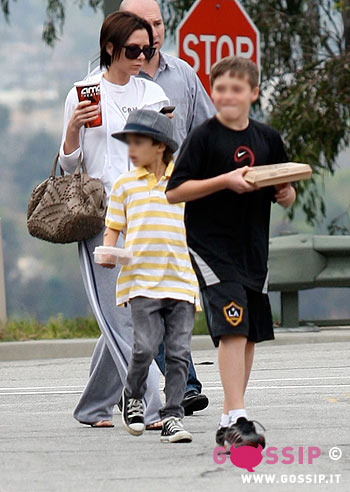 Victoria Beckham al cinema in tuta e infradito