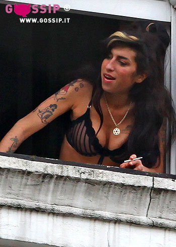 Amy Winehouse in finestra col reggiseno