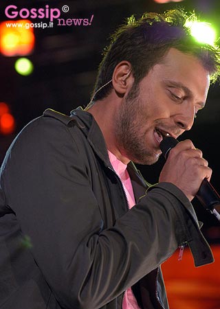 Cremonini, con la Ayane passione e amore