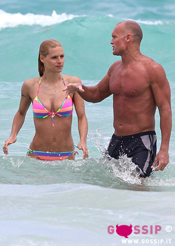 Hunziker al mare con un ragazzone muscoloso