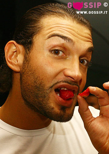 Leonard torna in discoteca dopo la bicchierata