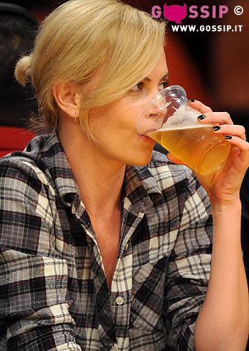 Charlize Theron, che maschiaccio!