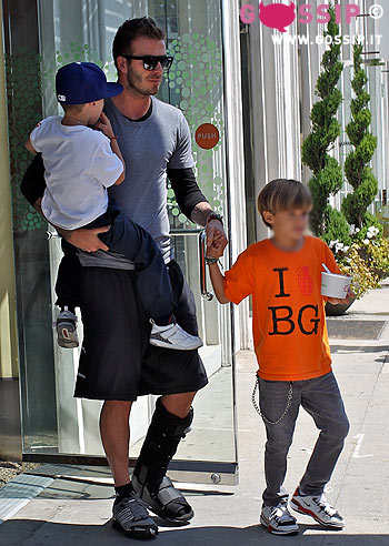 Beckham infortunato fa il papà a tempo pieno