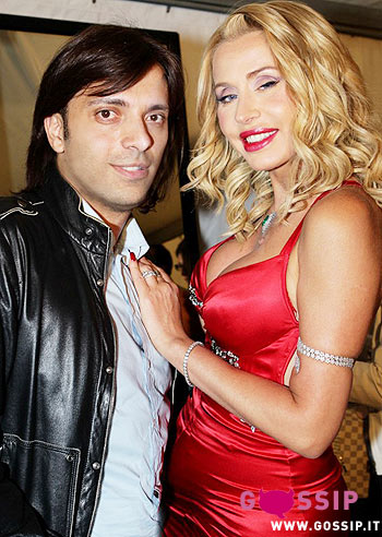 Valeria Marini in rosso a Vibo Marina