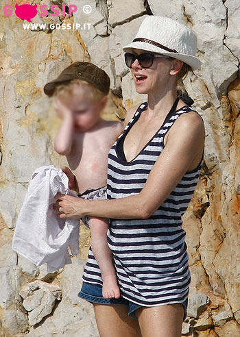 Naomi Watts si rilassa in piscina