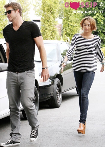 Miley Cyrus torna negli Usa dal fidanzato