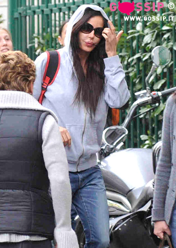 Nina Moric va a prendere Carlos a scuola