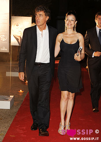 Giletti e la Tommasi, baci nella mondanità