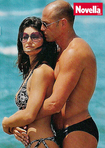 Bettarini, coccole al mare con la Togni