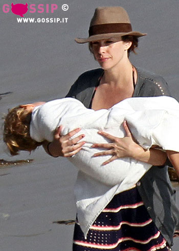 Liv Tyler sulla spiaggia di Malibu col figlio