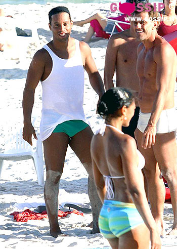 Ronaldinho fa il playboy sulla spiaggia di Rio