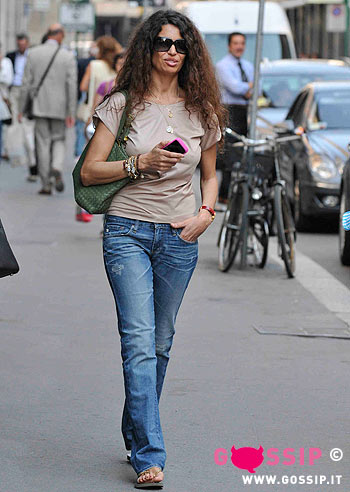 Afef, luglio in città: casual a Milano, foto