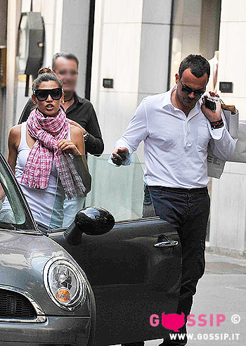 Melissa Satta a Milano con un amico: foto