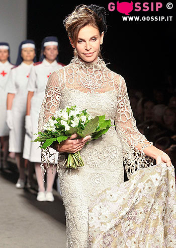 La crocerossina di Berlusconi in passerella: foto