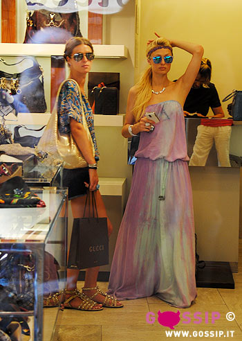 Paris Hilton fa shopping a Portofino: le foto