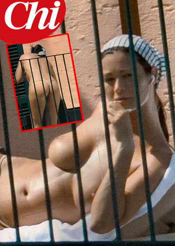 Il topless dell'Arcuri spopola sul web