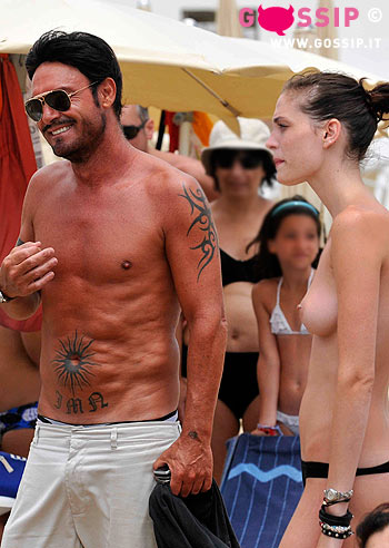 Schillaci al mare, la ballerina è in topless: foto