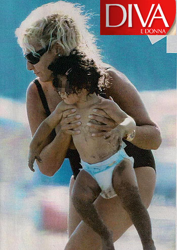 Edicola: Clerici al mare con la piccola Maelle