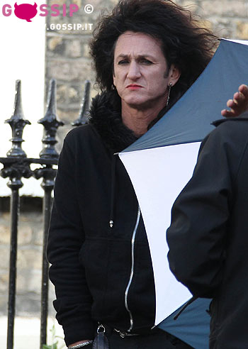 Rossetto e chioma selvaggia per Sean Penn: foto