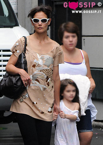 Katie e Suri, shopping a Toronto: le foto Katie e Suri, shopping a Toronto: le foto