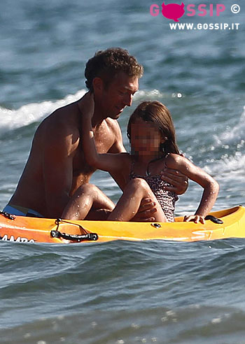 Vincent Cassel in canoa con la figlia Deva: foto