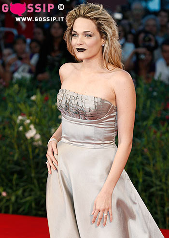 Laura Chiatti, look dark sul red carpet: foto