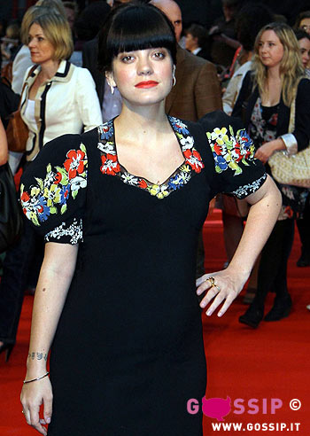 Lily Allen col pancino sul red carpet: foto Lily Allen col pancino sul red carpet: foto