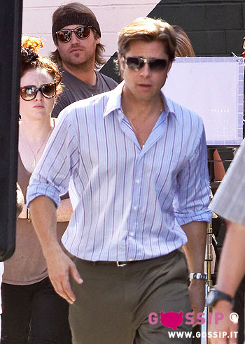 Brad Pitt sbarbato torna al lavoro: le foto